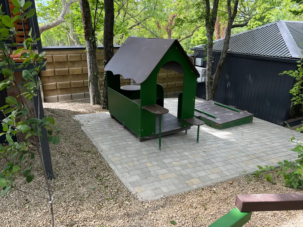 Домик в лесу с верандой и видом на море