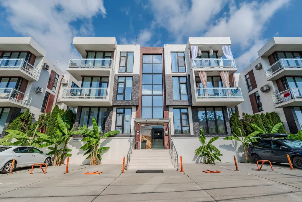 Студия с балконом и подогреваемым бассейном на территории ЖК в центре