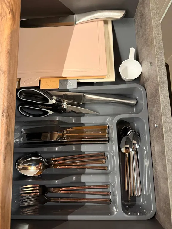 Уютный афрейм в березовом лесу