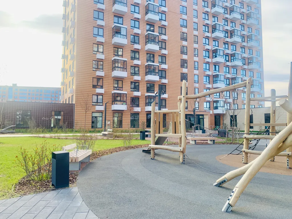 Светлая студия с видом на закат