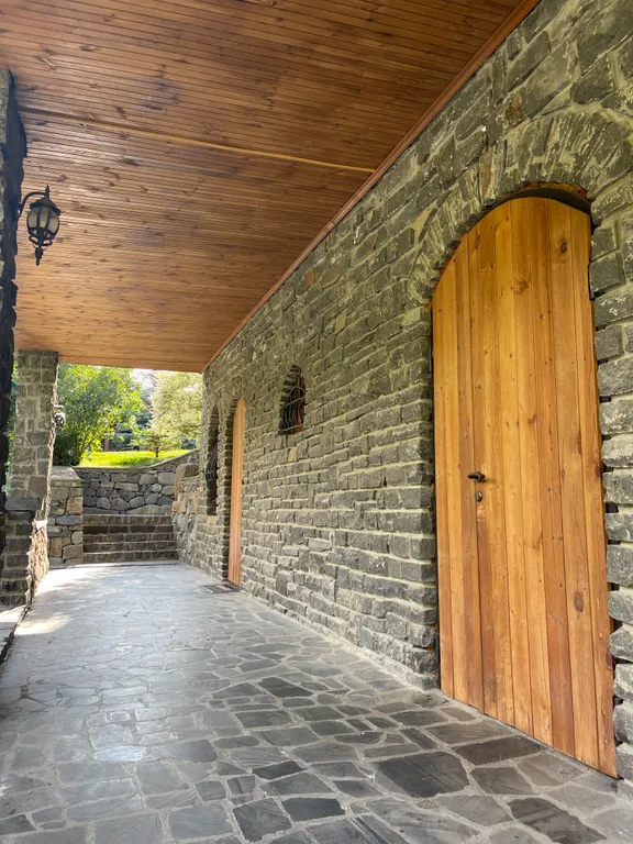 Дом в национальном стиле с удивительным видом AM House Grand