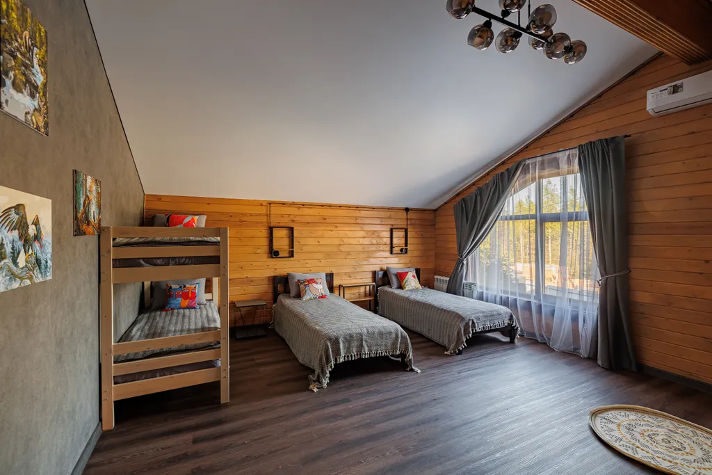 Большой дом в вековом лесу