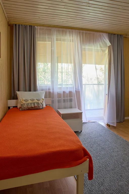 Дом с видом на монастырь