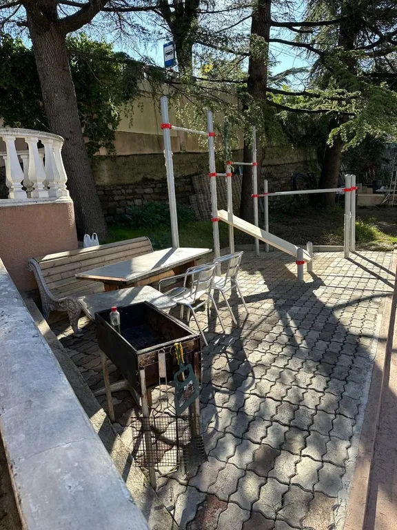 Солнечная студия со своим двориком и летним бассейном