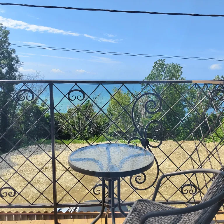 Комната уютная, большая с балконом