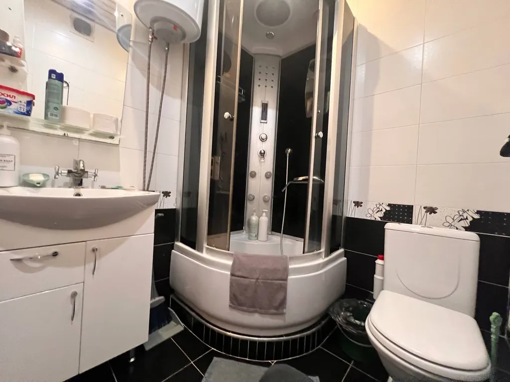 Квартира Уютная светлая студия, центр, ТЦ Вояж, парковка, кафе, аквапарк источник — Тюмень