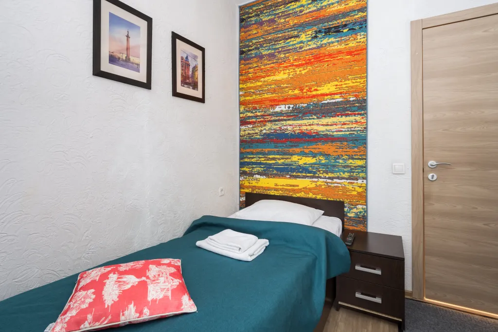 Комната-эконом со своим санузлом и двумя кроватями у зоопарка