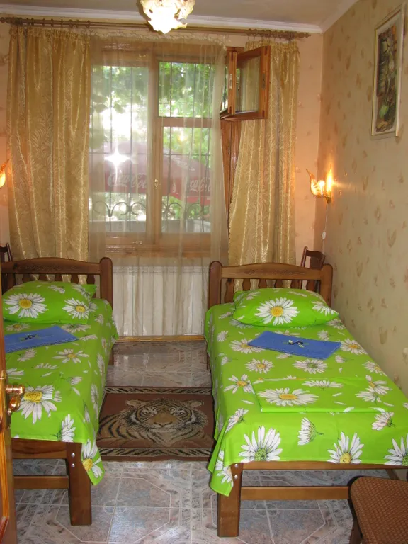 Квартира с зеленым двориком, мангалом и гаражом в 5 мин от моря