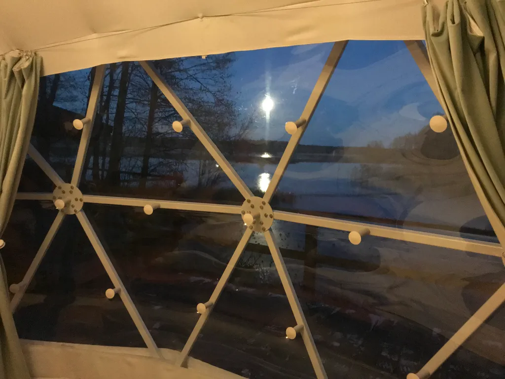 Чудесное место у озера с камином и русской баней