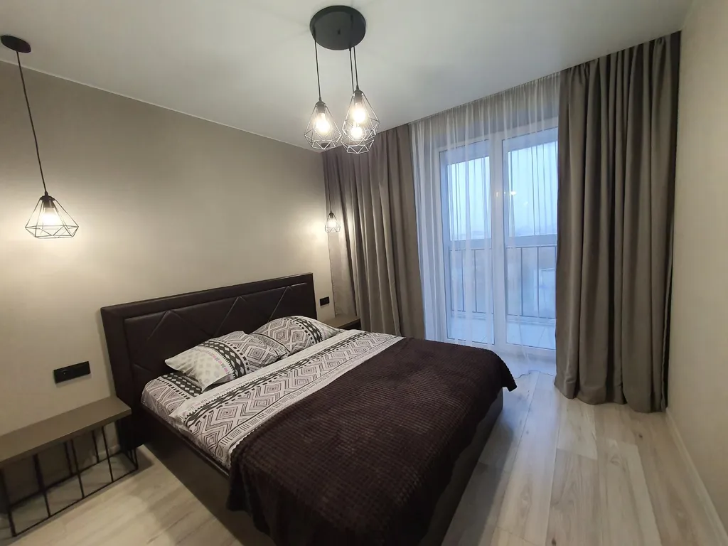 Новая квартира с гостиной и изолированной спальней в центре