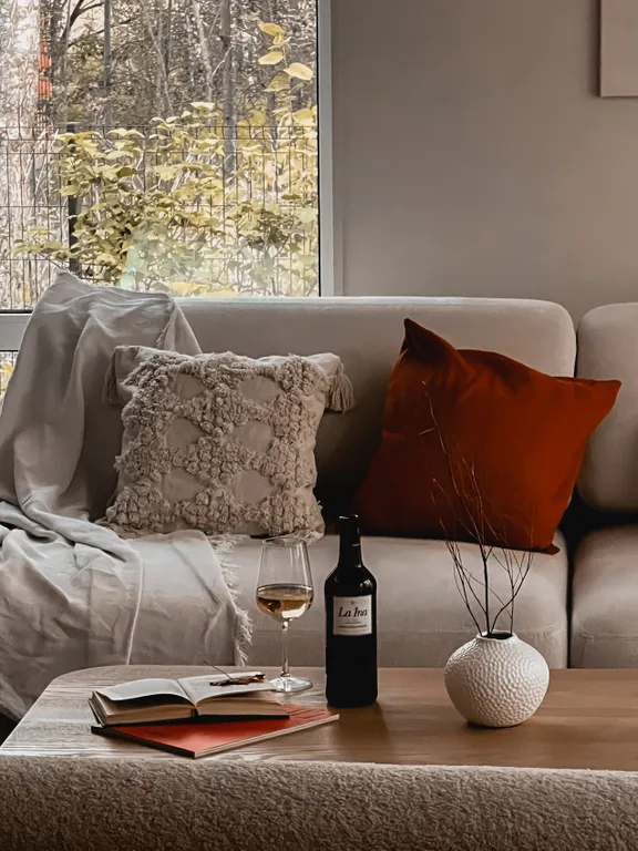 Новый стильный дом с зоной SPA, камином и красивым садом у леса