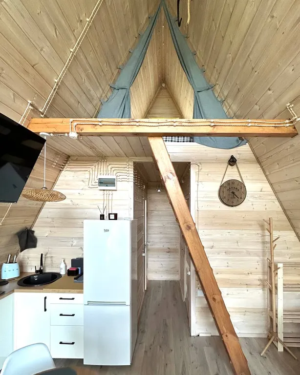 Стильный А-фрейм на берегу озера