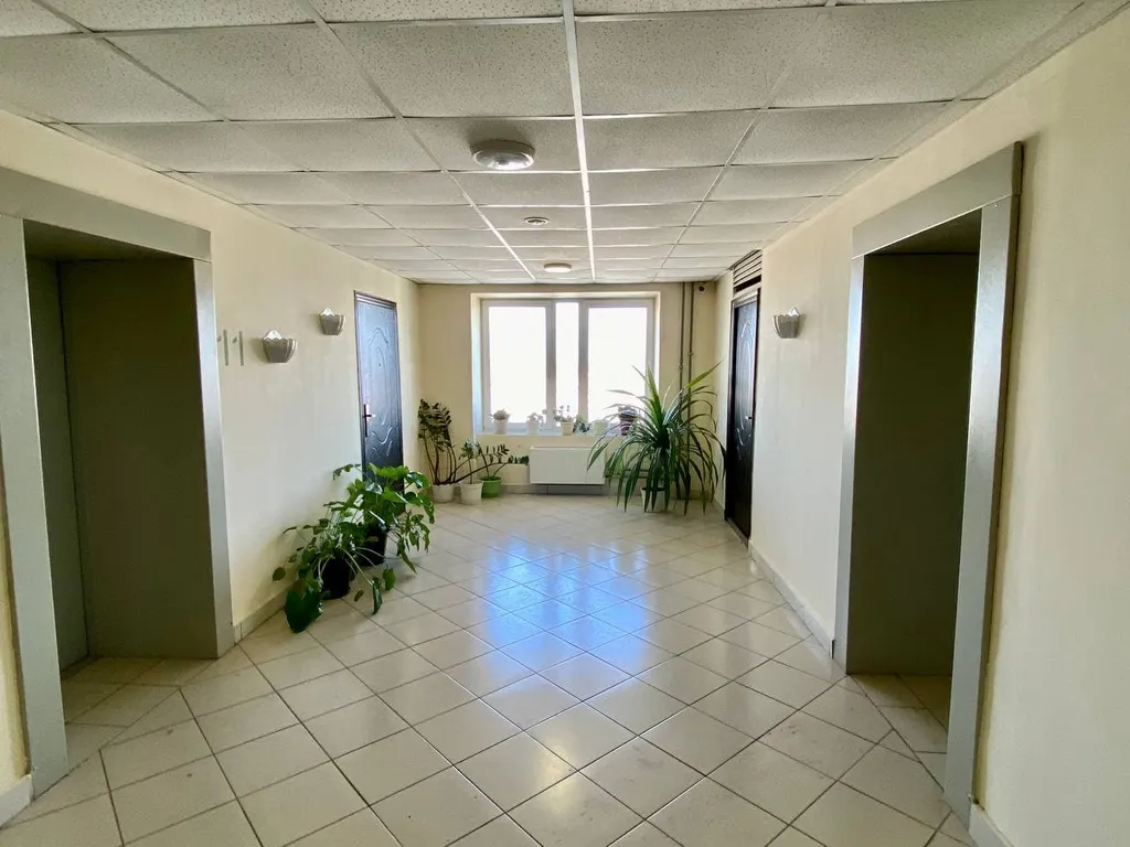 Уютная светлая студия в центре города с видом на набережную