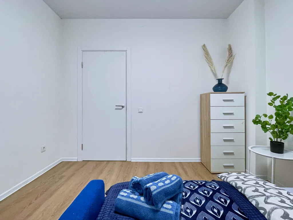 Уютная светлая трешка кухня отдельно, 2 балкона