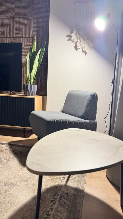 Евродвушка с высокими потолками и большими окнами, 2 кровати