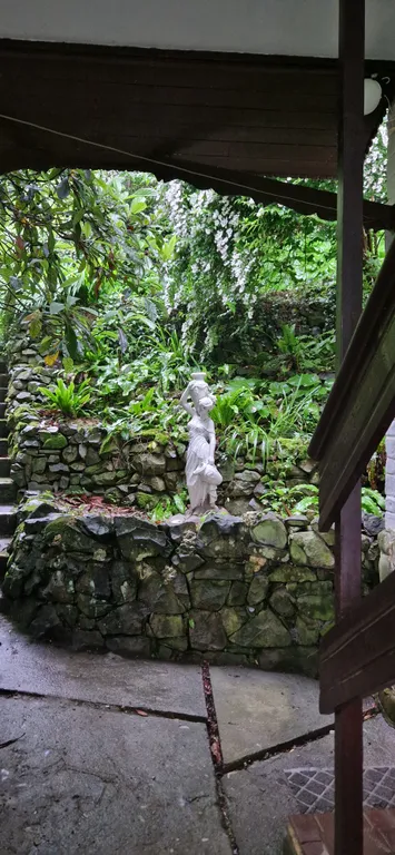 Двухэтажный дом с уютным двориком в окружении зелени