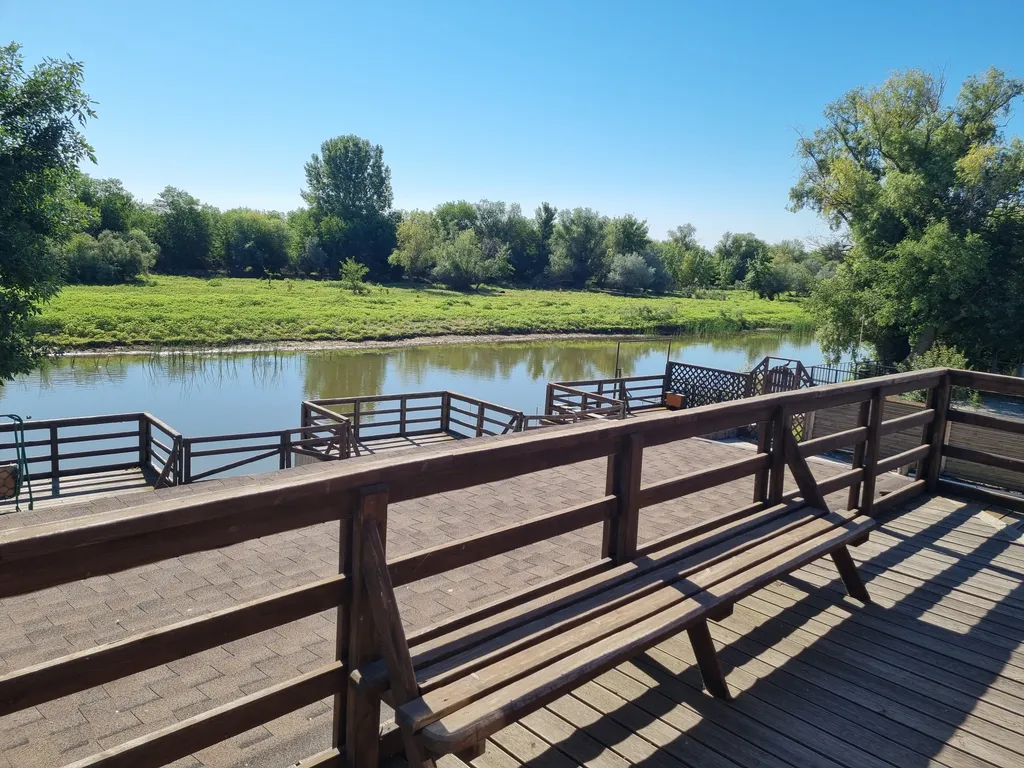 Уютный дом на берегу реки