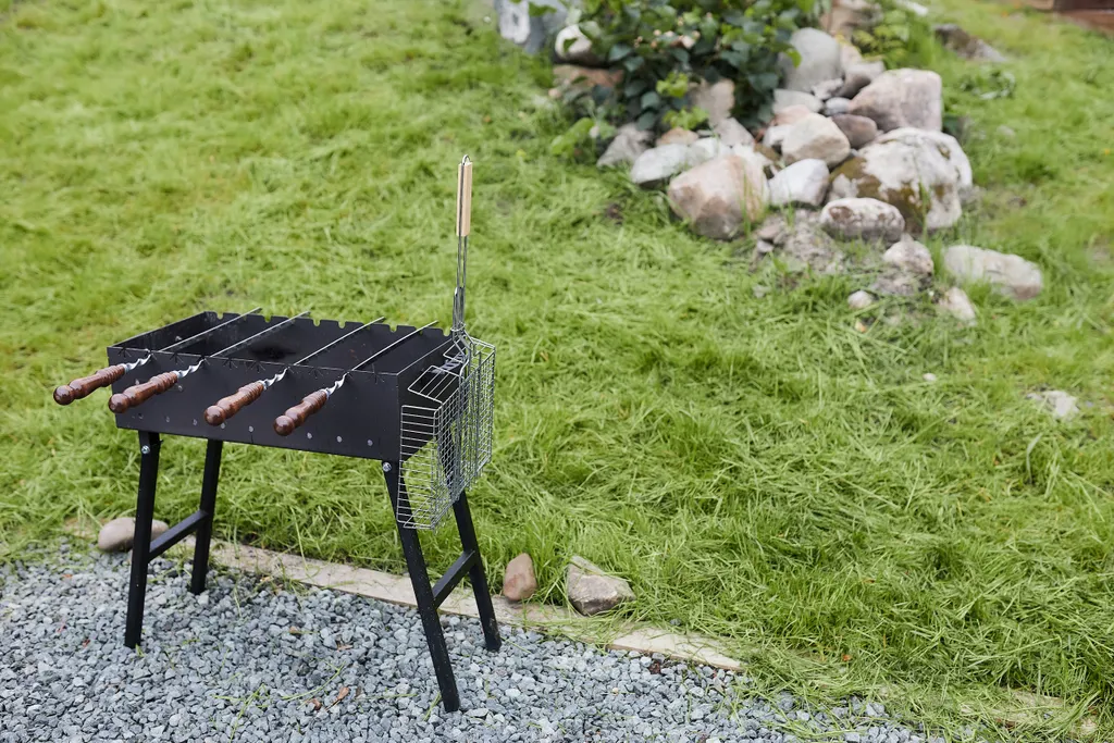 Домик с чаном на берегу озера