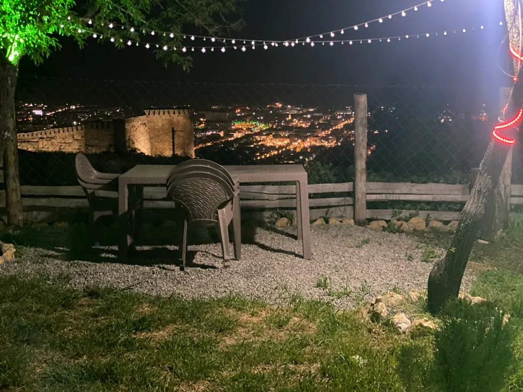 Уютный домик видом на город Дербент 5000 лет и на крепость Нарын-кала