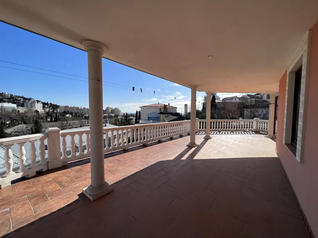 Дом в 5 минутах от набережной Ялты с бассейном и сауной