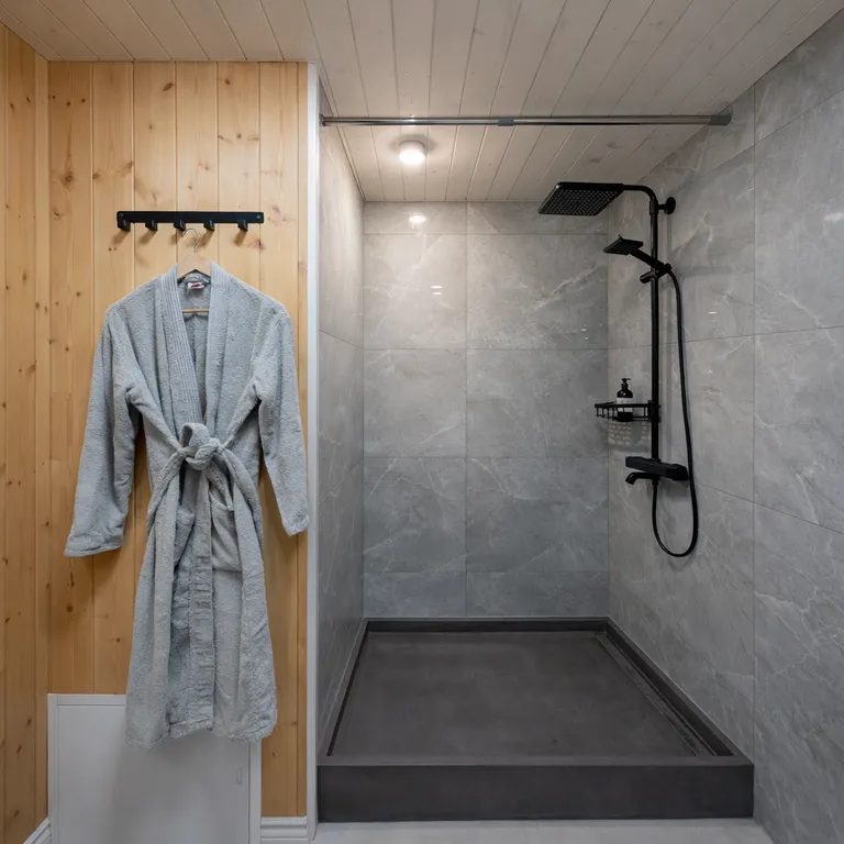 Новый домик в лесу у залива