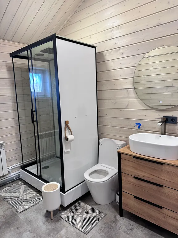 Уютный дом на горе рядом с лесом