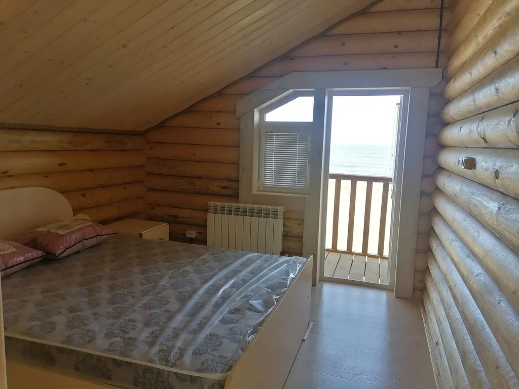 Домики на берегу моря в городе