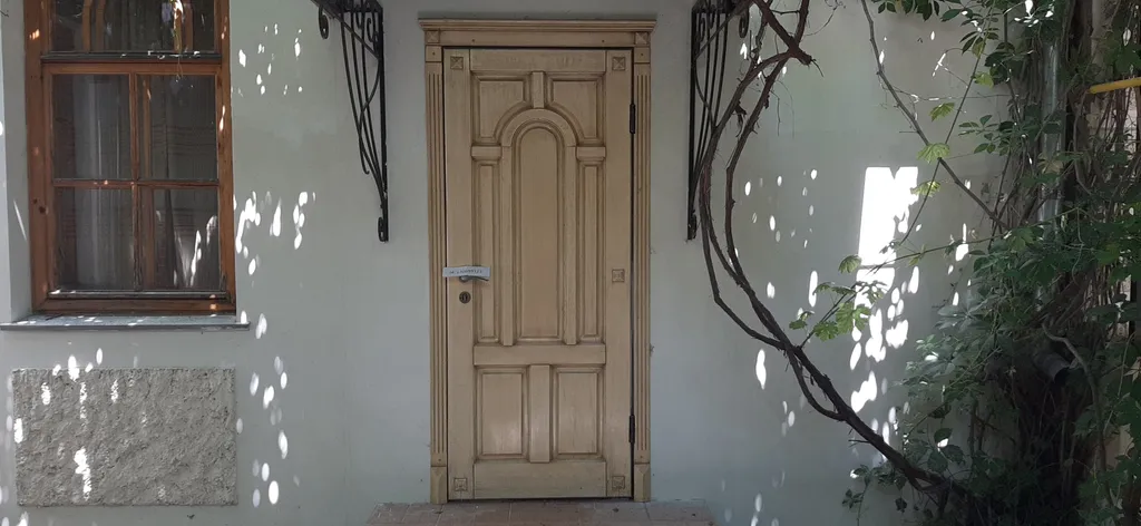 Дом с двором у моря