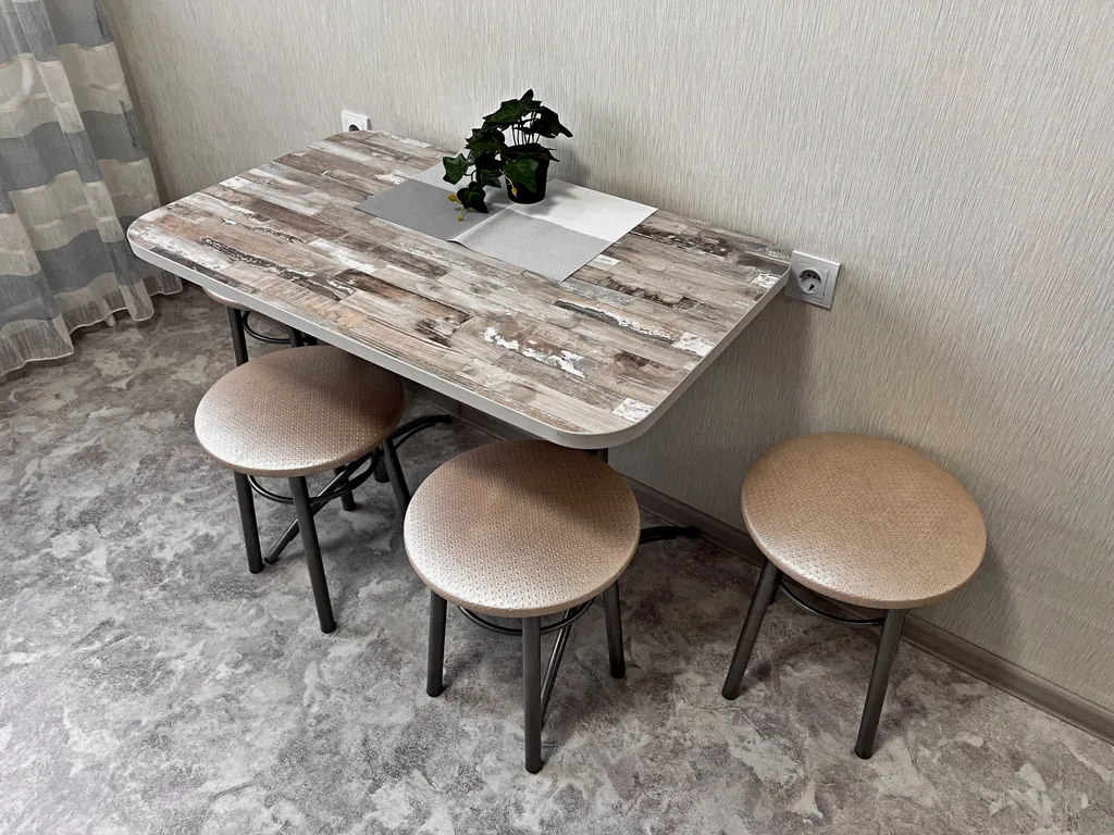 В центре, рядом с Пед. колледжем