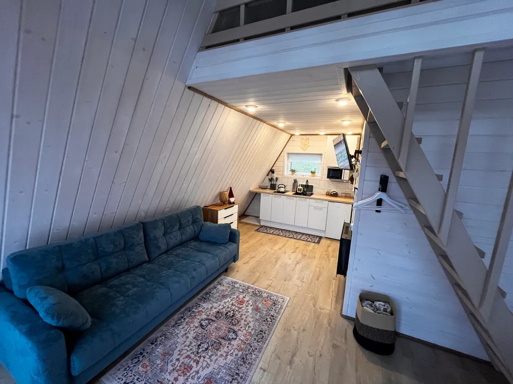 Домик в стиле А-фрейм на озере Волго