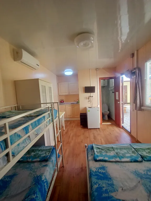 Коттедж Однокомнатный домик с двухъярусной кроватью — аренда посуточно в Голубицкая