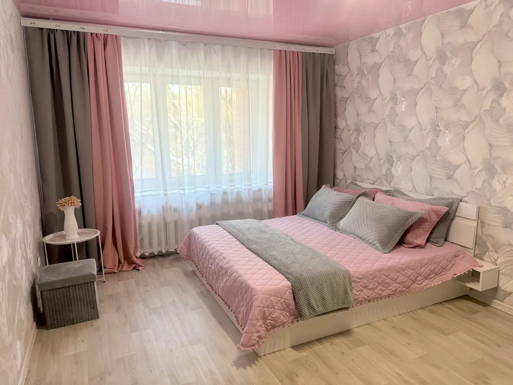 Большая квартира на набережной