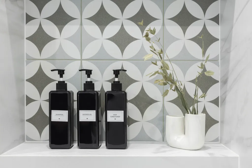 Современная трешка с видом на озеро и каминным залом