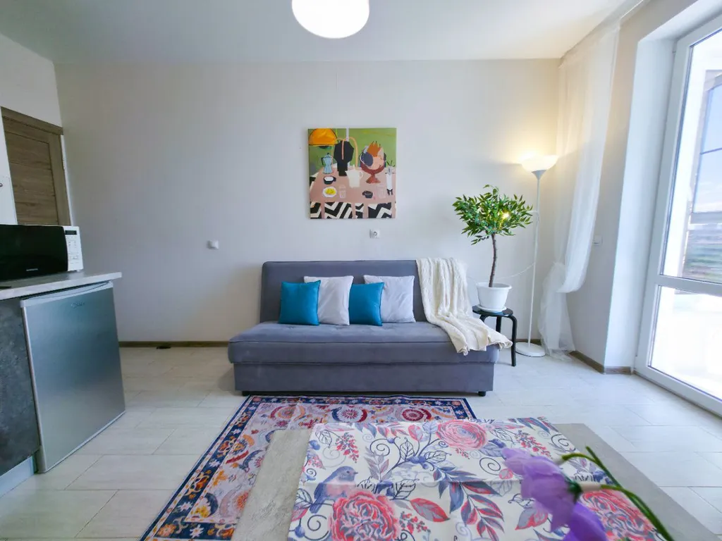 Уютная квартира с закрытым двором и парковкой (уютный дом)