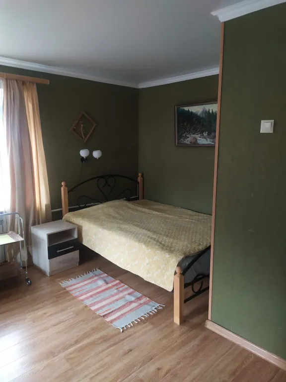 Панорамный вид из окон на горы и ущелья