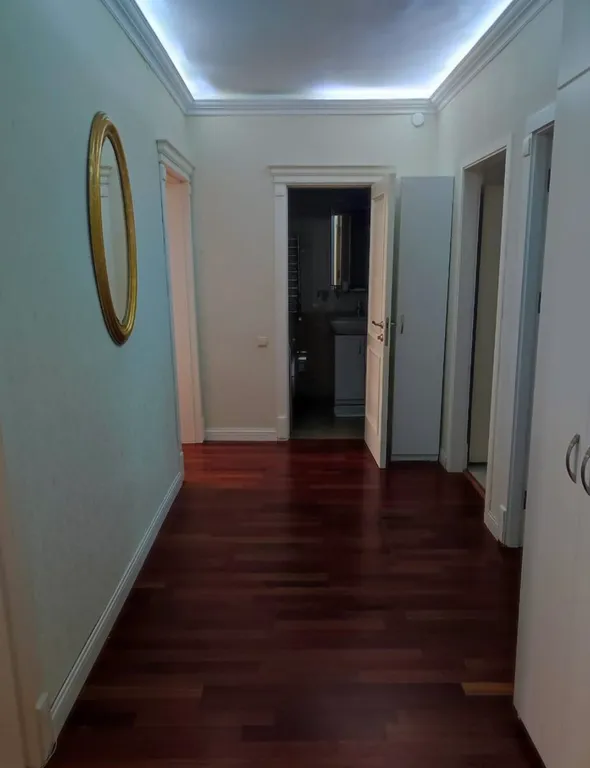 Самый центр, у театра с видом на парк