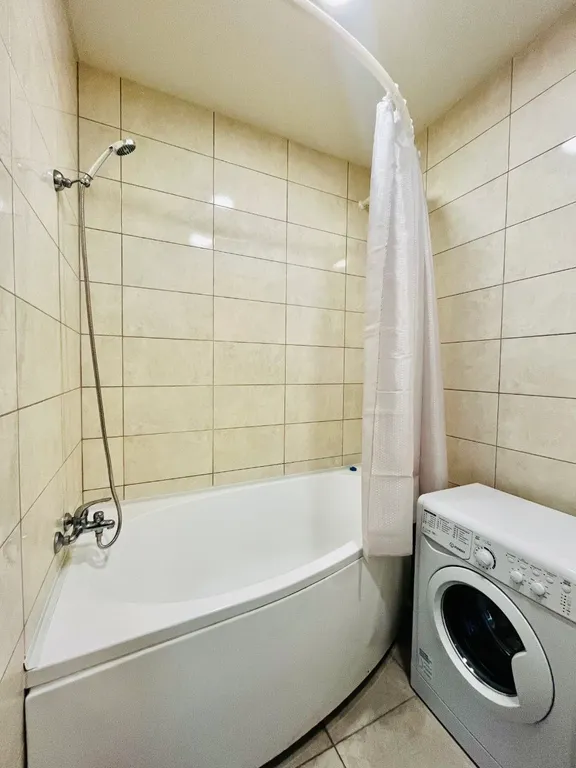 Однокомнатная квартира с диваном и тв на кухне