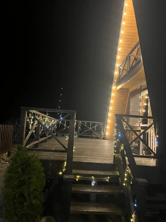 А-фрейм дом с видом на на горы