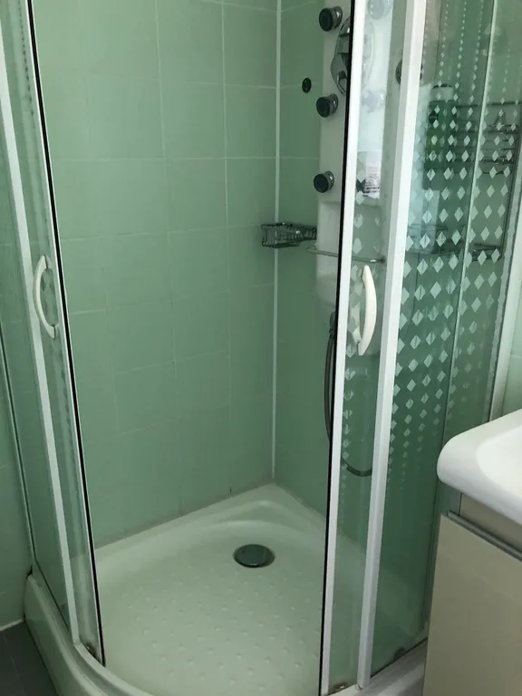 Дом и море через дорогу