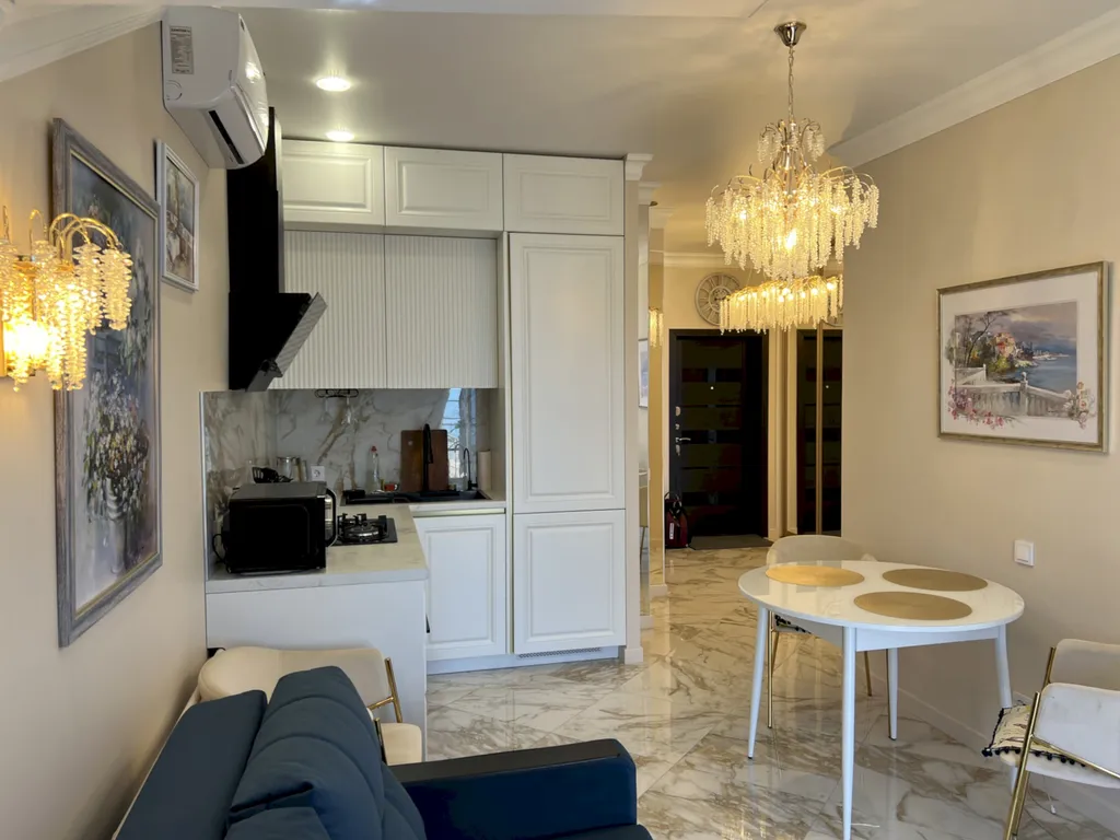 Квартира с балконом и видом на открытое море, Толстый мыс