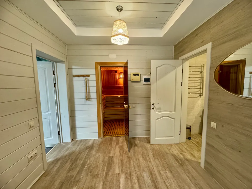 Дом с бассейном и баней у моря