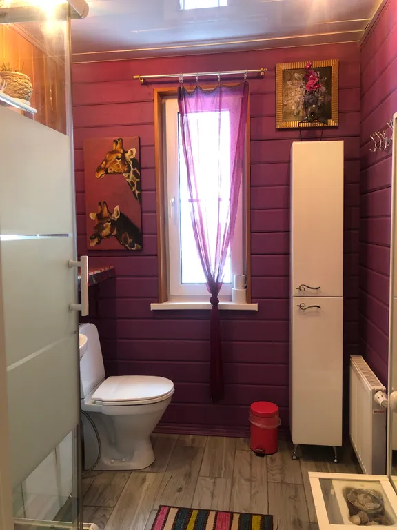 Уютная мини библиотека с односпальной софой и видом на вековые деревья