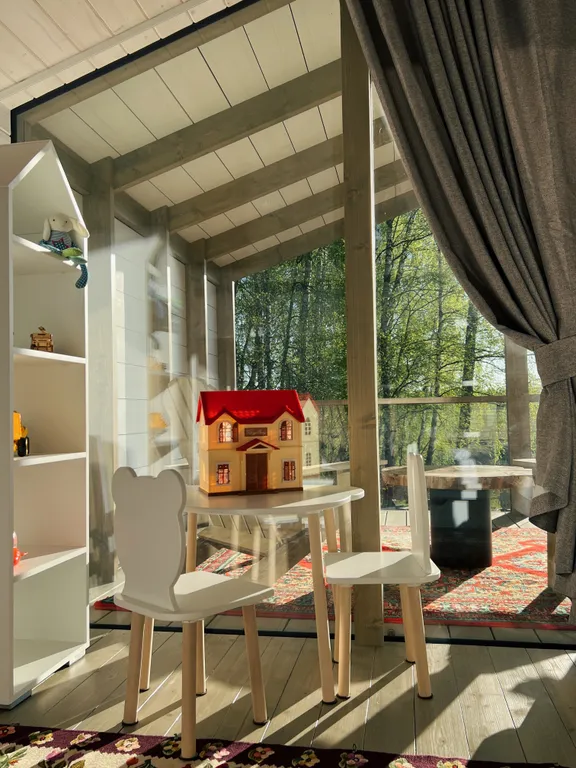 Гостевой дом среди березовой рощи с видом на поле и лес