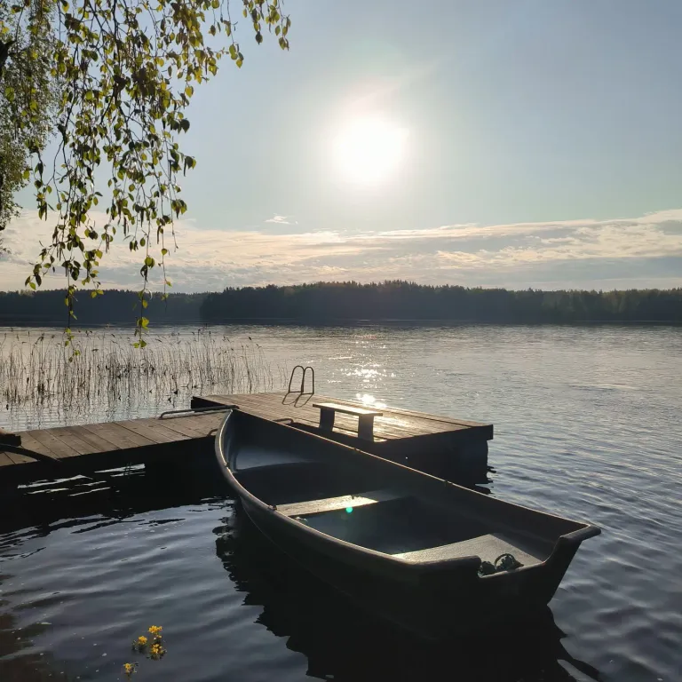 Дом на скале с панорамным видом на озеро