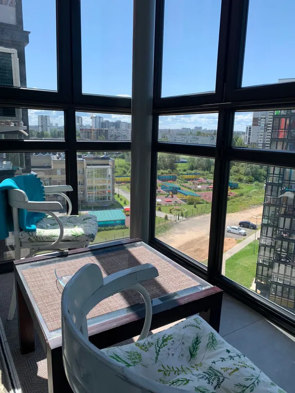 Студия с видом на поля и оранжевый закат