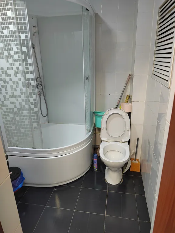 Современная квартира с большой кухней в центре города