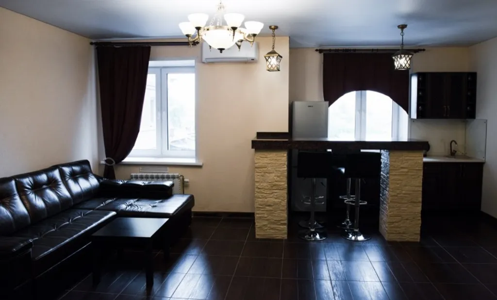 Студия с мраморной барной стойкой и джакузи