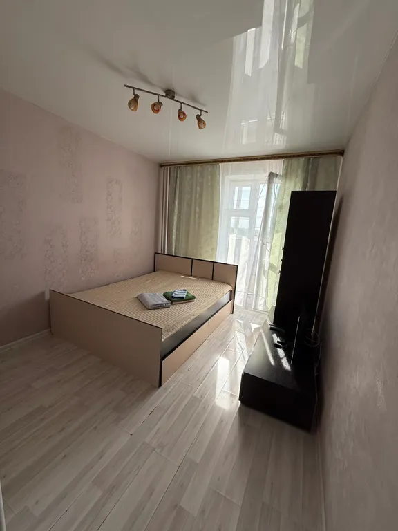 Студия 20кв.м - широкая кровать, стиралка, микроволновка, холодильник