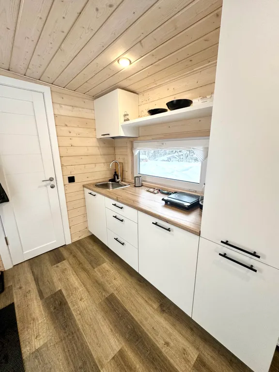 Уютнейший домик в лесу в черте города с панорамным окном, видом на лес