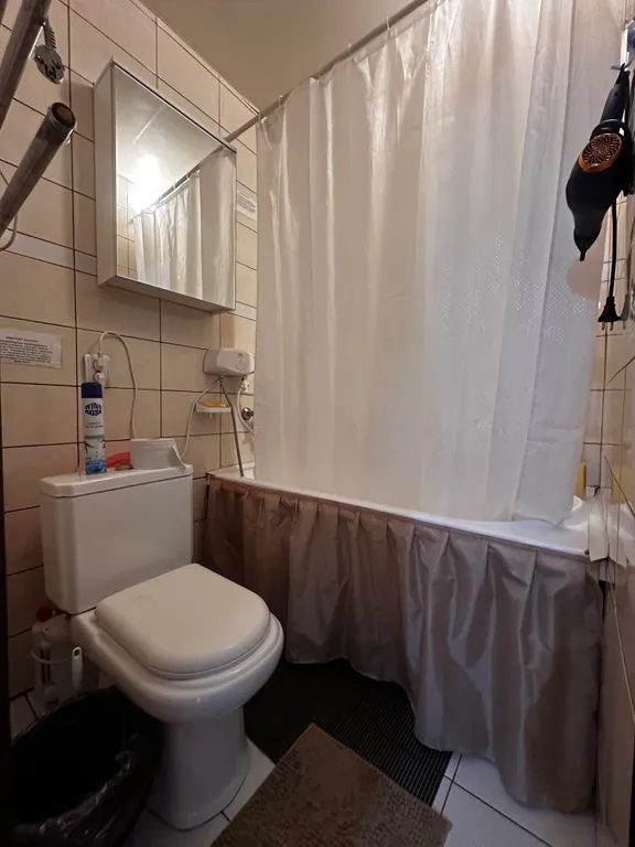 Отдельная комната со своим сан узлом в самом центре города